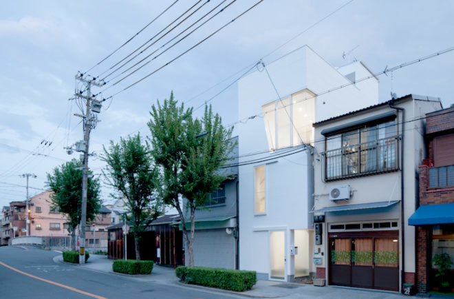 Ido Kenji, narrow house Tamatsu, house Tamatsu, japanese architects, osaka architecture, daylit homes, natural lighting, tiny homes, skylights, small spaces