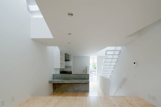 Ido Kenji, narrow house Tamatsu, house Tamatsu, japanese architects, osaka architecture, daylit homes, natural lighting, tiny homes, skylights, small spaces