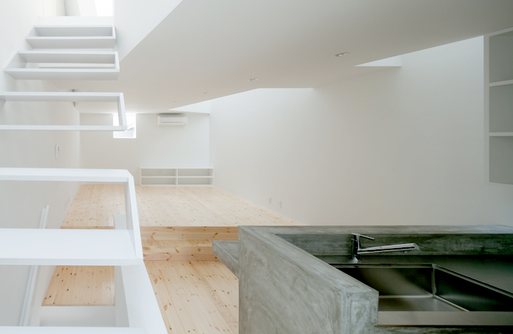 Ido Kenji, narrow house Tamatsu, house Tamatsu, japanese architects, osaka architecture, daylit homes, natural lighting, tiny homes, skylights, small spaces