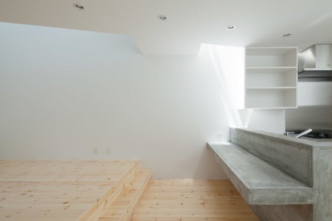 Ido Kenji, narrow house Tamatsu, house Tamatsu, japanese architects, osaka architecture, daylit homes, natural lighting, tiny homes, skylights, small spaces