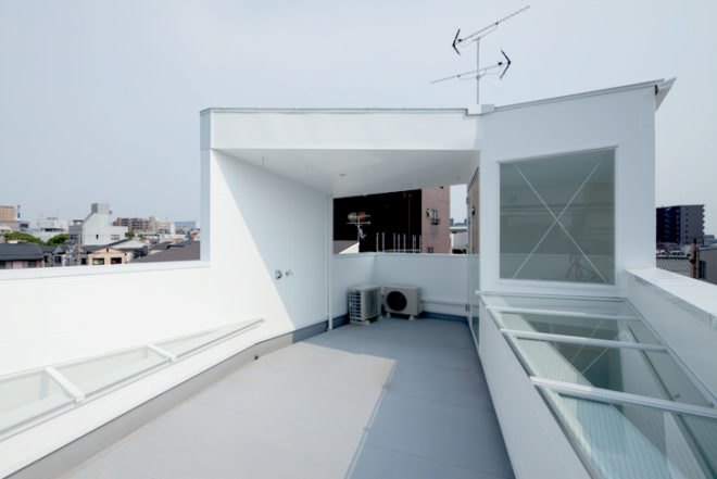 Ido Kenji, narrow house Tamatsu, house Tamatsu, japanese architects, osaka architecture, daylit homes, natural lighting, tiny homes, skylights, small spaces