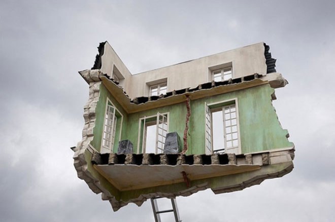 Leandro Erlich, Floating room installation, art installation France, Art Journey Festival Nantes, art festival france, gravity defying art, Argentinian artists