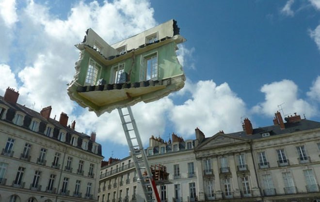 Leandro Erlich, Floating room installation, art installation France, Art Journey Festival Nantes, art festival france, gravity defying art, Argentinian artists