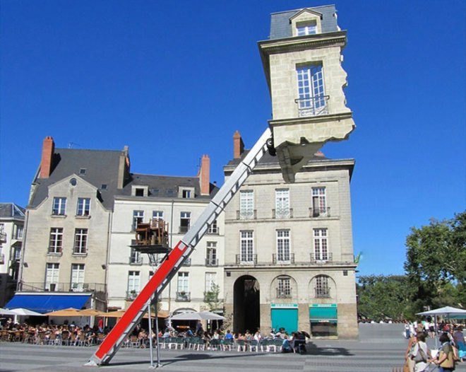 Leandro Erlich, Floating room installation, art installation France, Art Journey Festival Nantes, art festival france, gravity defying art, Argentinian artists