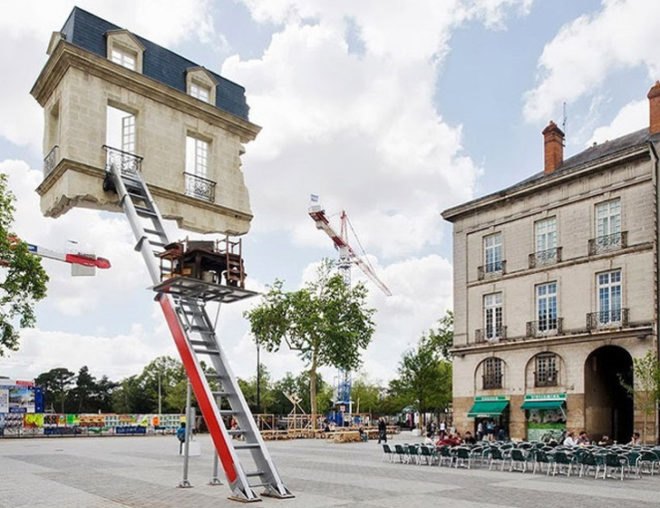 Leandro Erlich, Floating room installation, art installation France, Art Journey Festival Nantes, art festival france, gravity defying art, Argentinian artists