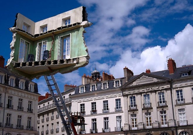 Leandro Erlich, Floating room installation, art installation France, Art Journey Festival Nantes, art festival france, gravity defying art, Argentinian artists