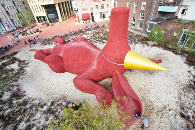 Giant Aardvark, Florentijin Hofman, Giant Aardvark art, contemporary art, Dutch artist, Dutch art, Burgers' Zoo Arnhem, interactive object, giant animal art, concrete sculpture ZOO, giant concrete sculpture