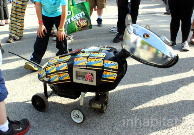 Maker Faire, New York, Queens, Making, Makers, Peter Cole, Pittsburg Art Car, Jason Saver, Great Stoneboro Fair, clunkers, reusing materials, trash art, turning trash into art, garbage, Kinect Ontology, Improvised Musical Instruments, Futurity, Eric Faber, Batterie-en-Valise, South Oxford Space, Woolbuddy, Needle Felting, Plushies, Jackie Huang, Peter Cole, Wetpong, Genspace, Biohacking , Biology, Bioscience, Karlin Yeh, OpenFuge, Medical Science, Developing Countries, Open Source, DIY, Innovative Idea, New Technologies,
