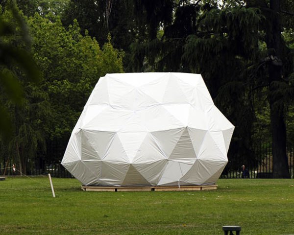 Kengo Kuma, pop-up shelter, tyvek, Casa Umbrella, Triennale Di Milano, Architecture, Tiny Homes, Art, Green Materials, Eco Textiles, Daylighting,