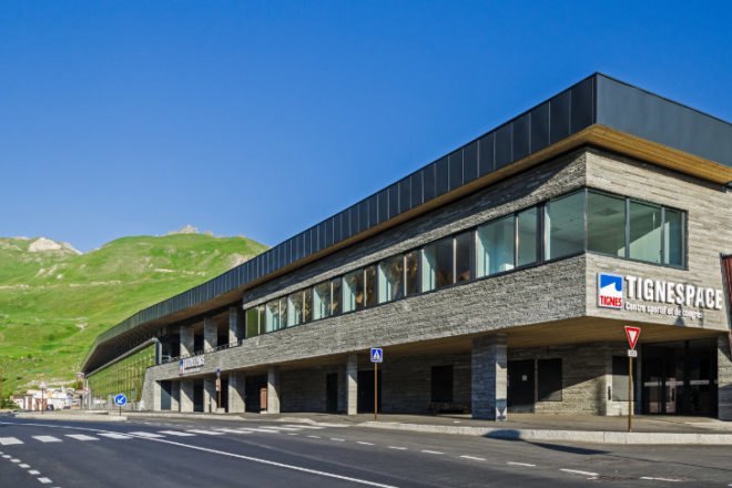 Tignespace, Atelier Plexus Architectes, SG Architecte, green roof, sports center, athletic center, tignes, france,