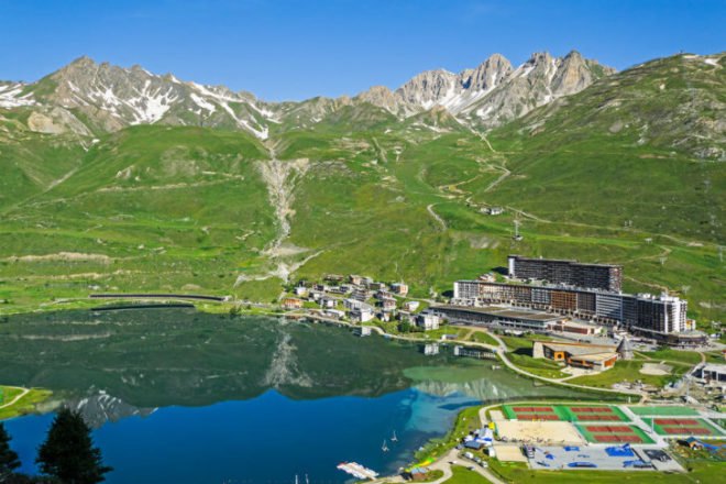 Tignespace, Atelier Plexus Architectes, SG Architecte, green roof, sports center, athletic center, tignes, france,