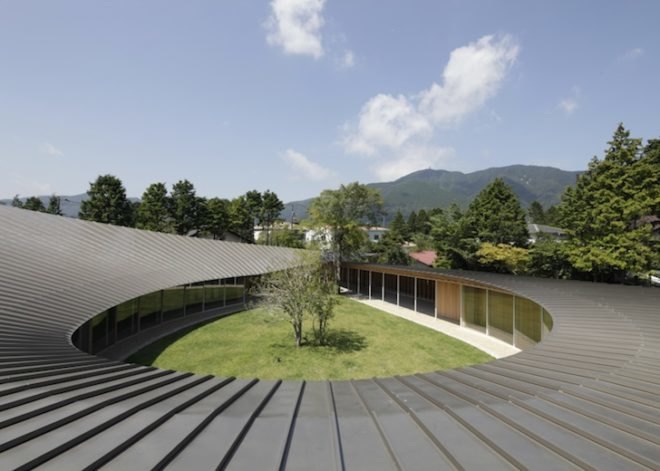 shigeru ban, Villa at Sengokubara, modern residence, hakone residence, residential villa, japanese countryside, teardrop courtyard, exposed timber, sloping roof, interior courtyard, radial residence