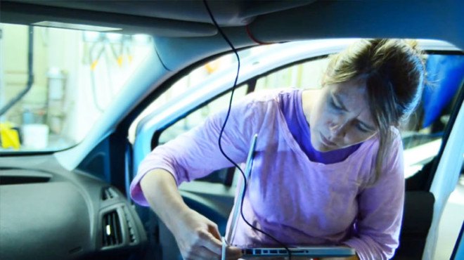 Video, solar power, solar panels, alternative energy, solar panels, solar energy, off grid, New York, van, solar panels on the van, off-grid living, work off the grid, Tafline Laylin, Hesperia, Cal-Earth, Clean Tech, green tech, Voltaic Systems, laptop, working in the van