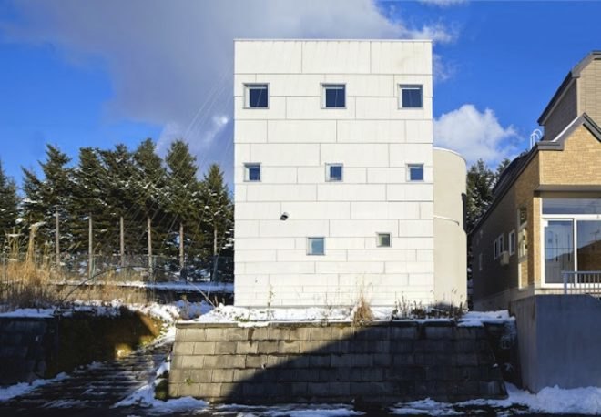 case house, Jun Igarashi Architects, loft house, open floor plan, japanese architecture, cuboid architecture, full height wall partitions, green wall, wooden loft, sapporo, mezzanine