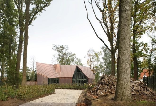 house vdv, ghent, untreated copper, copper cladding, copper-clad, Graux & Baeyens Architecten, oxidation, monochromatic color palette, glass facade, gable ends,