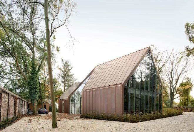 house vdv, ghent, untreated copper, copper cladding, copper-clad, Graux & Baeyens Architecten, oxidation, monochromatic color palette, glass facade, gable ends,
