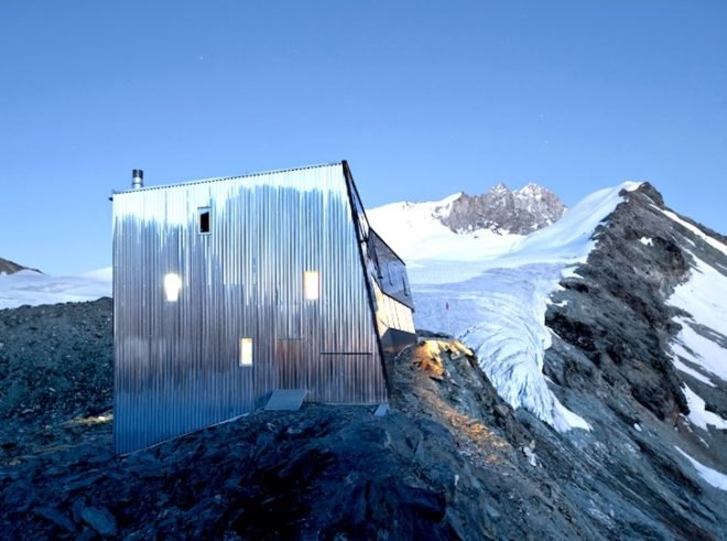 alpine hut, solar power, tracuit hut, switzerland, mountaineering, swiss alps, Savioz Fabrizzi Architectes, valais alps, bishorn, prefabricated hut, southern exposure, solar panels, stainless steel cladding, alpine climate, alpine architecture