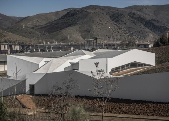 Pocinho Center, olympic rowing, portugal, Álvaro Fernandes Andrade, Douru River Valley, world heritage site, grass terraces, south facing skylights, passive solar design, serpentine architecture