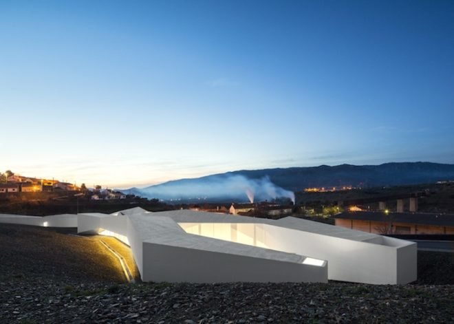 Pocinho Center, olympic rowing, portugal, Álvaro Fernandes Andrade, Douru River Valley, world heritage site, grass terraces, south facing skylights, passive solar design, serpentine architecture