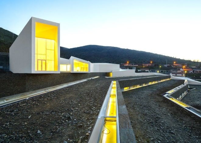 Pocinho Center, olympic rowing, portugal, Álvaro Fernandes Andrade, Douru River Valley, world heritage site, grass terraces, south facing skylights, passive solar design, serpentine architecture