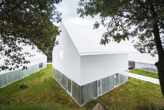 White Wolf Hotel, AND-RÉ hotel, pitched-roof houses, pitched-roof hotels, hotel Portugal, Portuguese architects, holistic design strategy, natural lighting, glass facades, daylit houses, pavilion-like hotels, pavilion architecture
