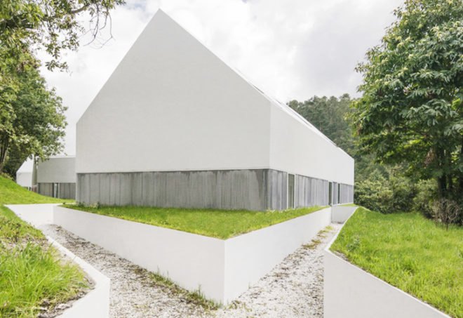 White Wolf Hotel, AND-RÉ hotel, pitched-roof houses, pitched-roof hotels, hotel Portugal, Portuguese architects, holistic design strategy, natural lighting, glass facades, daylit houses, pavilion-like hotels, pavilion architecture