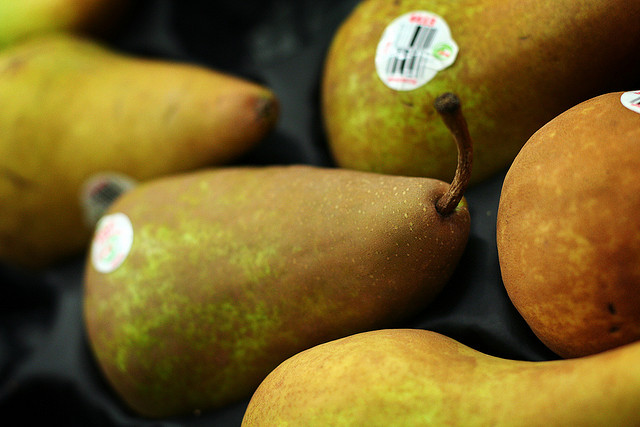 fresh pears, wrapped pears, pears wrapped in tissue, pears wrapped in paper, toxic chemicals, chemical preservatives, organic pears, local food, fresh produce, reducing food waste