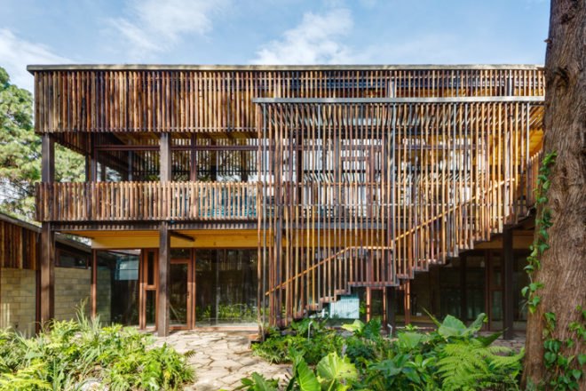 CANOVERA Arqutectura, Plaza Andaro Mexico, Plaza Andaro shopping center, Mexico sustainable architecture, reused railway sleepers, reused building material, sustainable architecture, wooden louvers, wooden architecture, biomimicry, recycled railway sleepers, sustainable shopping center