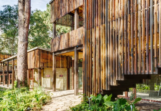 CANOVERA Arqutectura, Plaza Andaro Mexico, Plaza Andaro shopping center, Mexico sustainable architecture, reused railway sleepers, reused building material, sustainable architecture, wooden louvers, wooden architecture, biomimicry, recycled railway sleepers, sustainable shopping center