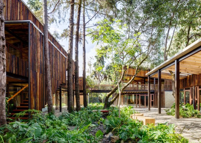 CANOVERA Arqutectura, Plaza Andaro Mexico, Plaza Andaro shopping center, Mexico sustainable architecture, reused railway sleepers, reused building material, sustainable architecture, wooden louvers, wooden architecture, biomimicry, recycled railway sleepers, sustainable shopping center