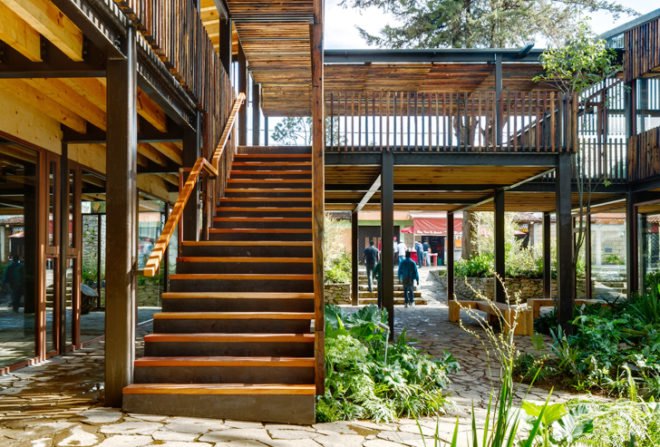 CANOVERA Arqutectura, Plaza Andaro Mexico, Plaza Andaro shopping center, Mexico sustainable architecture, reused railway sleepers, reused building material, sustainable architecture, wooden louvers, wooden architecture, biomimicry, recycled railway sleepers, sustainable shopping center