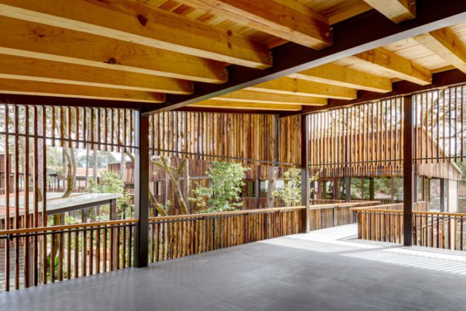 CANOVERA Arqutectura, Plaza Andaro Mexico, Plaza Andaro shopping center, Mexico sustainable architecture, reused railway sleepers, reused building material, sustainable architecture, wooden louvers, wooden architecture, biomimicry, recycled railway sleepers, sustainable shopping center