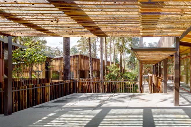 CANOVERA Arqutectura, Plaza Andaro Mexico, Plaza Andaro shopping center, Mexico sustainable architecture, reused railway sleepers, reused building material, sustainable architecture, wooden louvers, wooden architecture, biomimicry, recycled railway sleepers, sustainable shopping center
