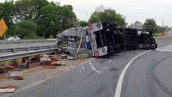 20 million bees, bees, truck carrying bees overturns, truck accident, honeybees, Delaware, beekeepers, bee hives, bees in truck crash, road crash bees, escaped bees, bee swarm