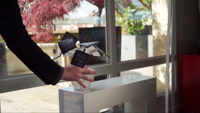 Vivien Muller design, Vivien Muller Eletree, Electree solar charger, Electree Mini, tree-shaped solar charger, green gadgets, small photovoltaic panels, smartphone charger, smartphone solar charger, green design, flexible solar panels, LED lights, Indiegogo solar charger