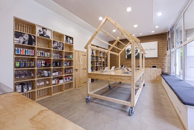 Mode:lina Architekci, Apple store design, Poznań Apple retail store, Apple retails store, Apple interior design, Apple stores, Poland Apple stores, reused paper bags, reused materials, fruit package reuse design, green design, wooden interior design, wooden stall design