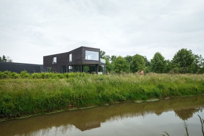 office nete, wil-ma, wastiau, floor to ceiling windows, open plan, grote nete, westerlo, flooding, stilts, steel stilts, modern building, belgian architecture, dark brick, glazing,