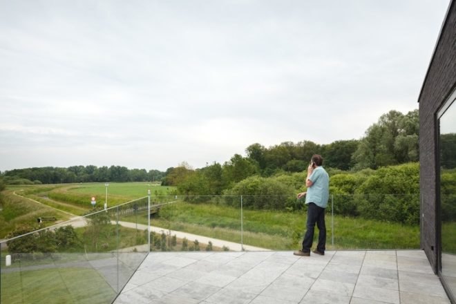 office nete, wil-ma, wastiau, floor to ceiling windows, open plan, grote nete, westerlo, flooding, stilts, steel stilts, modern building, belgian architecture, dark brick, glazing,