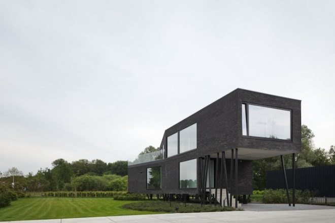 office nete, wil-ma, wastiau, floor to ceiling windows, open plan, grote nete, westerlo, flooding, stilts, steel stilts, modern building, belgian architecture, dark brick, glazing,