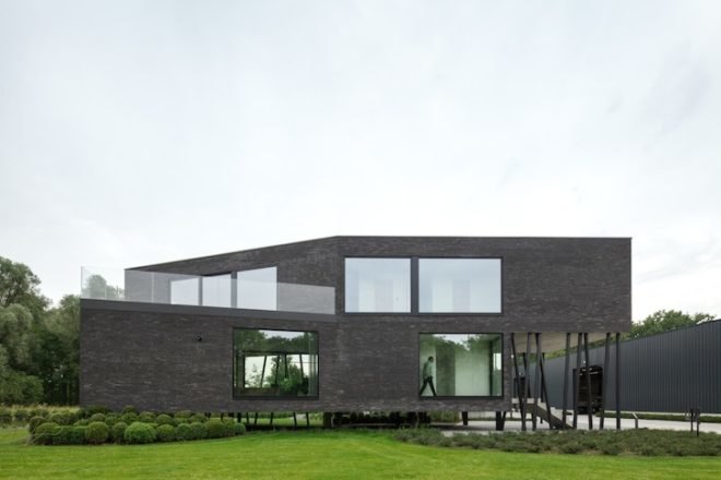 office nete, wil-ma, wastiau, floor to ceiling windows, open plan, grote nete, westerlo, flooding, stilts, steel stilts, modern building, belgian architecture, dark brick, glazing,