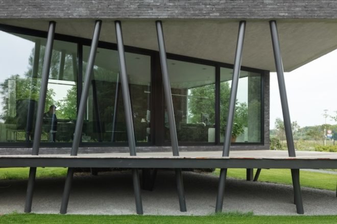 office nete, wil-ma, wastiau, floor to ceiling windows, open plan, grote nete, westerlo, flooding, stilts, steel stilts, modern building, belgian architecture, dark brick, glazing,