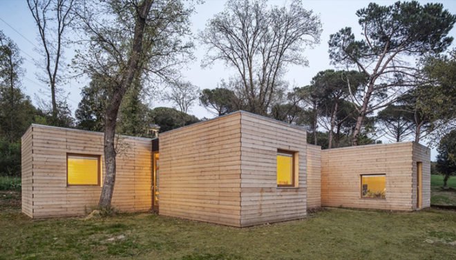 Bioclimatic House by Alventosa Morell Arquitectes, prefabricated wooden cabin, modular wooden cabin, bioclimatic survey, pasivhaus building standards, solar collectors, greenhouse effect, high thermal resistance envelope, eco-friendly cabin outside Barcelona