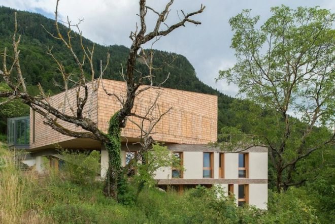 elisabeth and helmut uhl foundation, modo studio, glasshouse, solar thermal heating, salvaged materials, wood thermal-insulation envelope, energy costs, under-floor heating, hot air, wood, energy efficiency, compact building, sustainable building, plant cultivation, mountain views, panoramic views