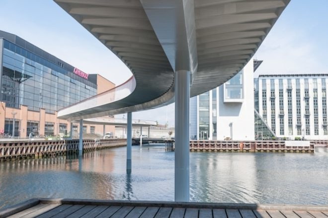 DISSING+WEITLING, bicycles, bicycle bridge, bicycle pathway, bikes, urban cycling, pedestrian cyclist conflicts, copenhagen, copenhagen bicycle bridge, green transportation, elevated bicycle path, netherlands, bicycle snake bridge