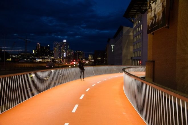 DISSING+WEITLING, bicycles, bicycle bridge, bicycle pathway, bikes, urban cycling, pedestrian cyclist conflicts, copenhagen, copenhagen bicycle bridge, green transportation, elevated bicycle path, netherlands, bicycle snake bridge