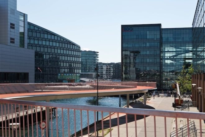 DISSING+WEITLING, bicycles, bicycle bridge, bicycle pathway, bikes, urban cycling, pedestrian cyclist conflicts, copenhagen, copenhagen bicycle bridge, green transportation, elevated bicycle path, netherlands, bicycle snake bridge