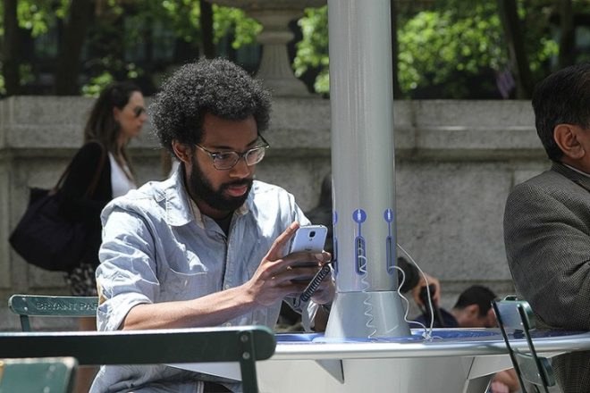 energy, renewable energy, Bryant park, green barrel energy, landscape forms, smartphones, solar power charging, charging stations, electric charging stations, citycharge, Ignacio ciochhini, industrial design, eco technology, green technology, clean technology