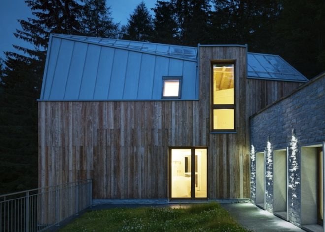 house in madesimo, ES-arch, Consalez Rossi Architetti Associati, zinc roof, lopsided roof, asymmetric roof, Rheinzink, untreated wood, larch, precast concrete panels, guest home, Madesimo, stone passageway, gray gneiss split stone