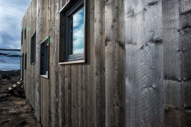 Jarmund and Vigsnæs, Rabothytta, trekker lodge, architecture, Okstindan mountains, trekker refuge, Kebony wood, locally sourced materials, resilient building materials, mountain refuge norway, norwegian architecture