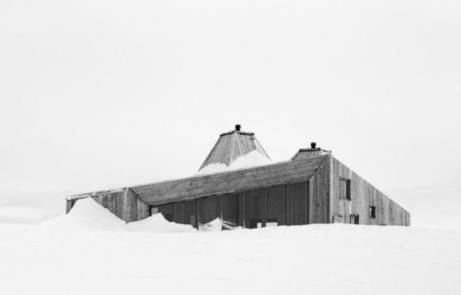 Jarmund and Vigsnæs, Rabothytta, trekker lodge, architecture, Okstindan mountains, trekker refuge, Kebony wood, locally sourced materials, resilient building materials, mountain refuge norway, norwegian architecture